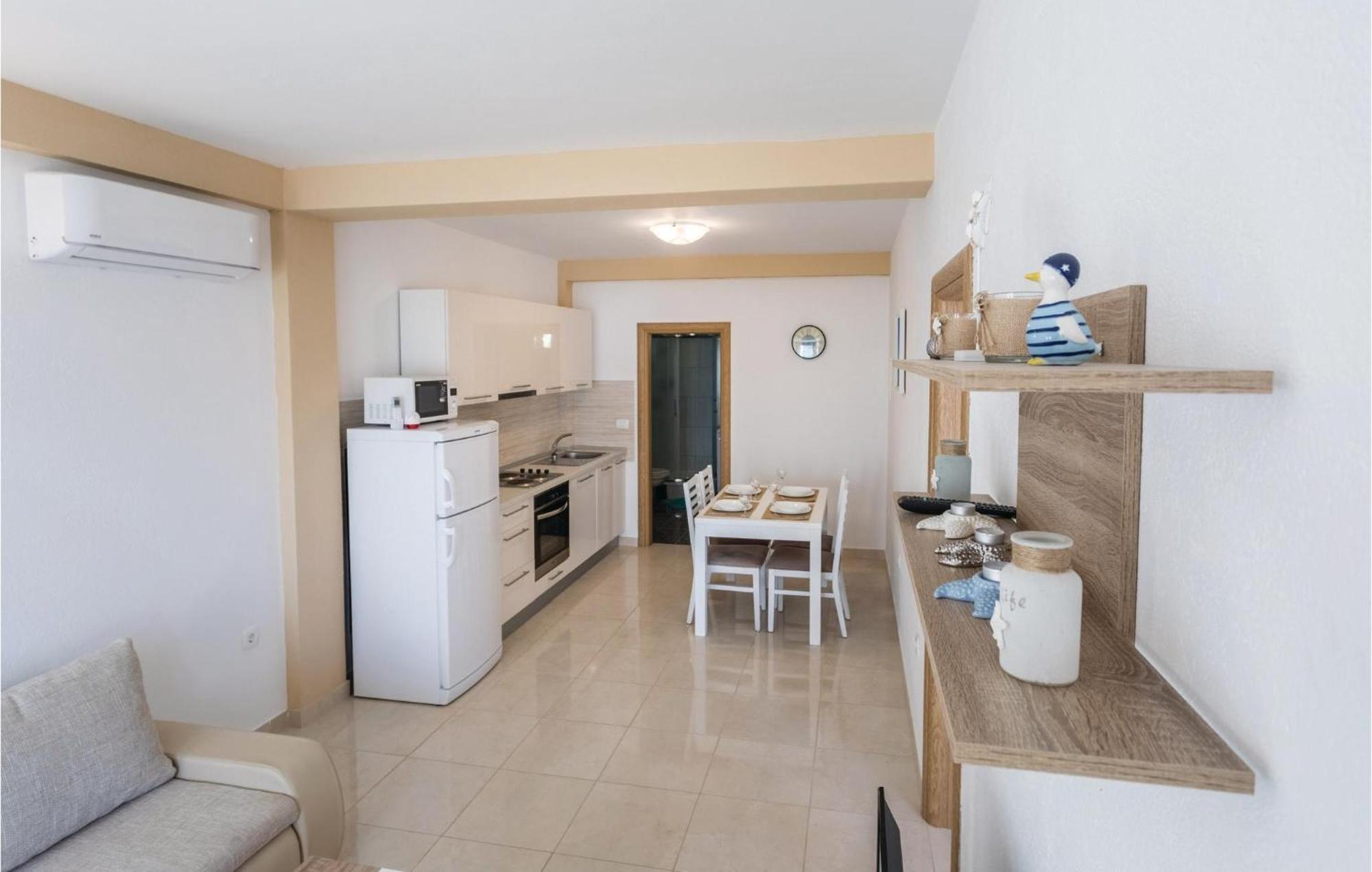 1 Bedroom Amazing Apartment In Komarna 克勒克 外观 照片