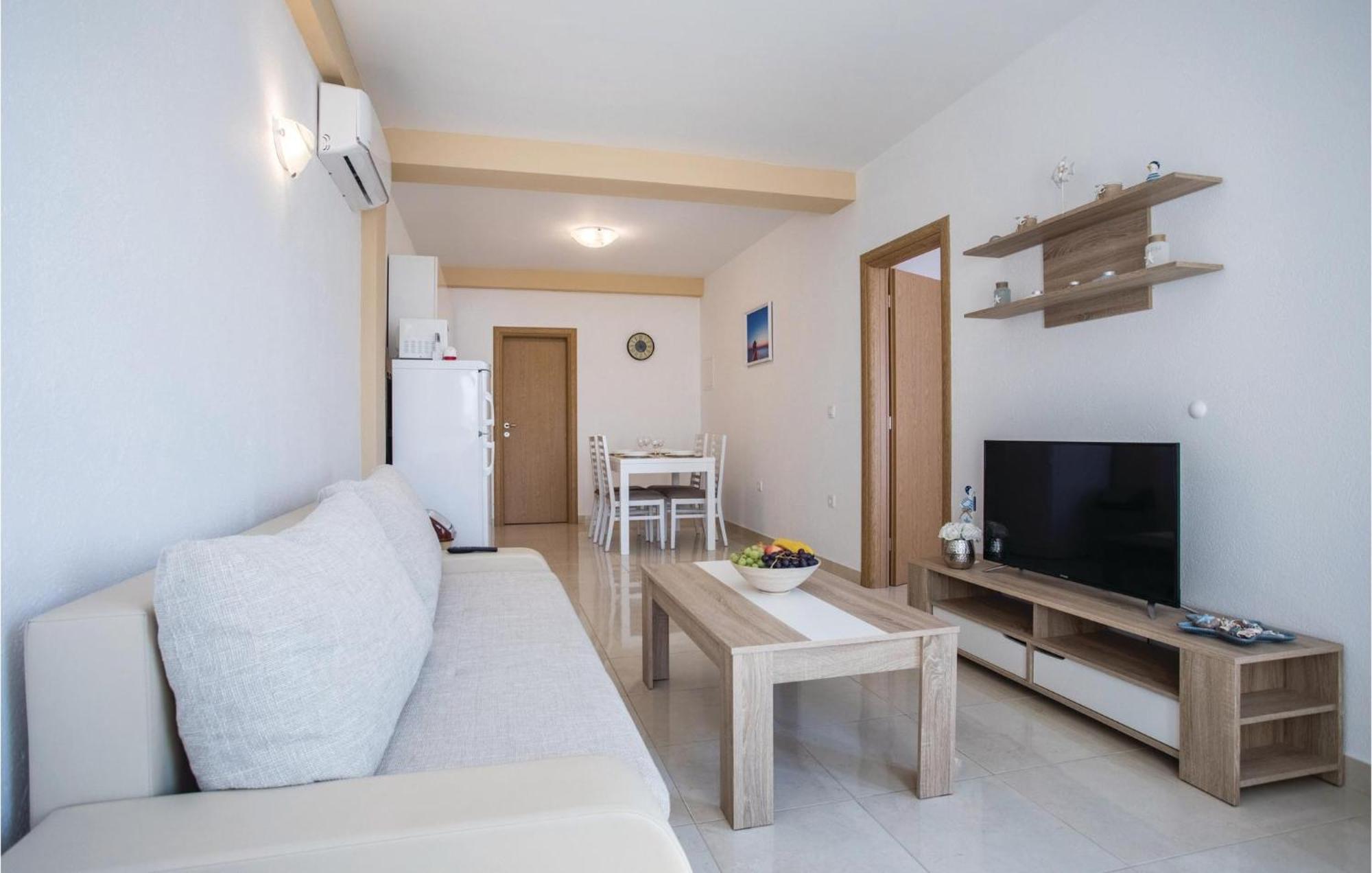 1 Bedroom Amazing Apartment In Komarna 克勒克 外观 照片