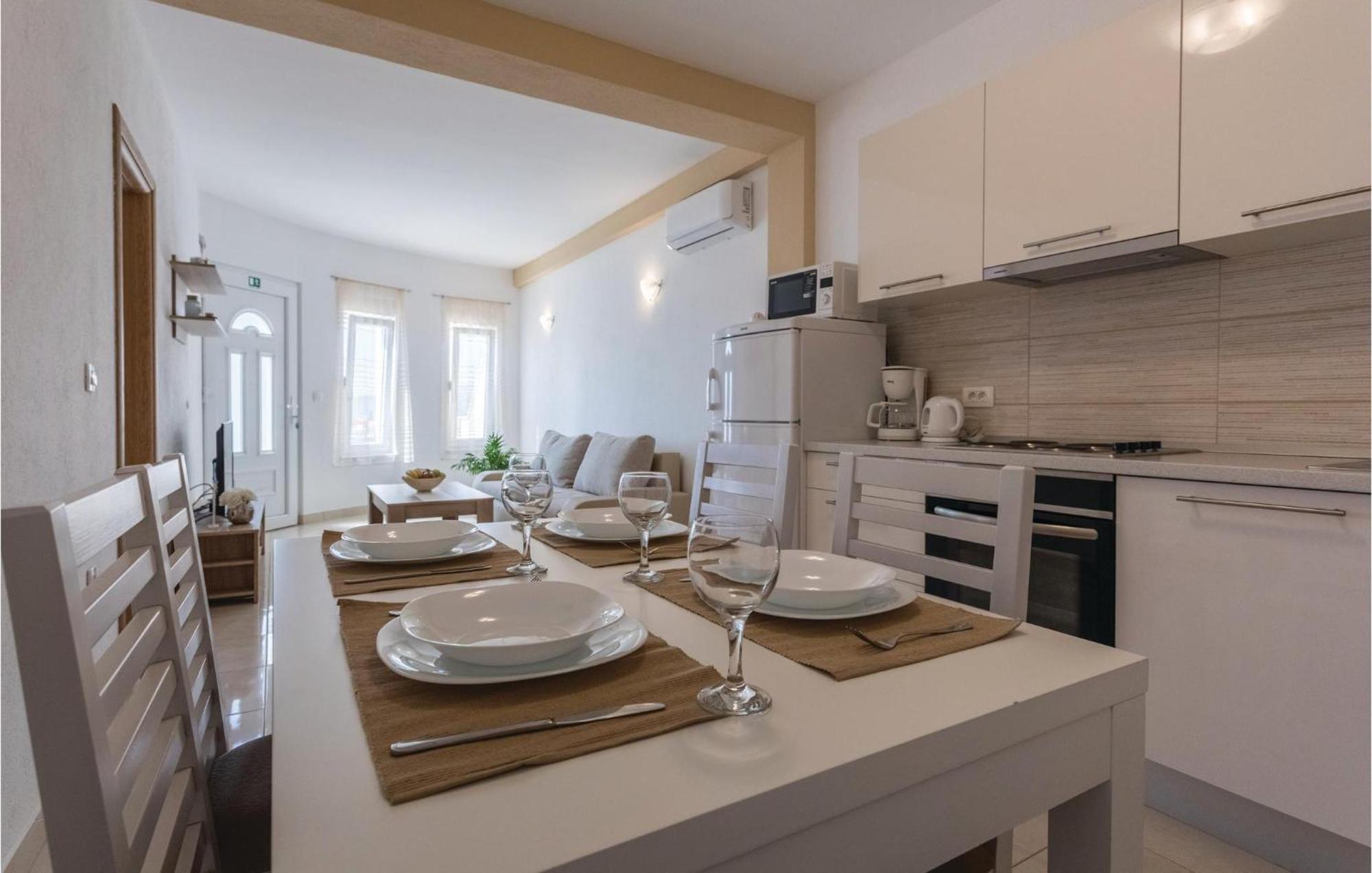 1 Bedroom Amazing Apartment In Komarna 克勒克 外观 照片